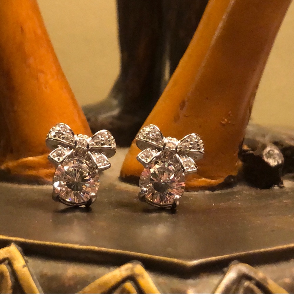 Adorable bow earrings in sterling silver. adsorbs